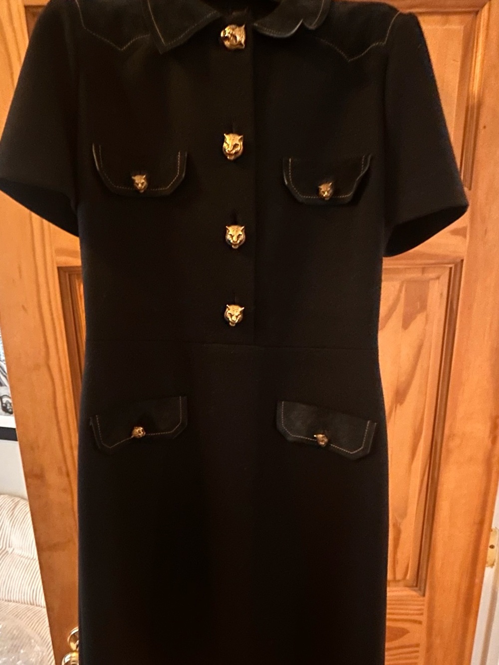 Gucci short sleeved dress with horsebit belt, suede and tiger button accents - Picture 2 of 9